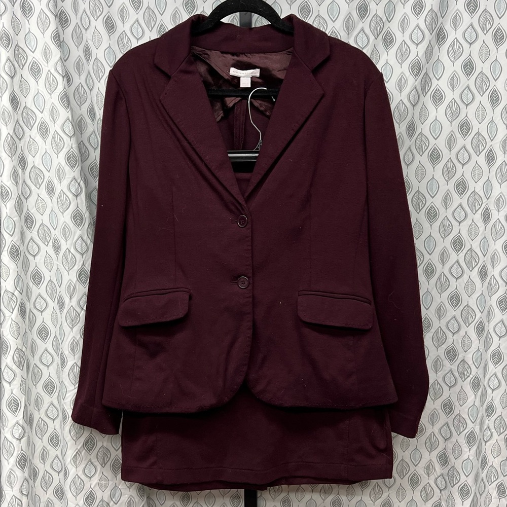 New York and Company suit size Large SUPER COMFY
